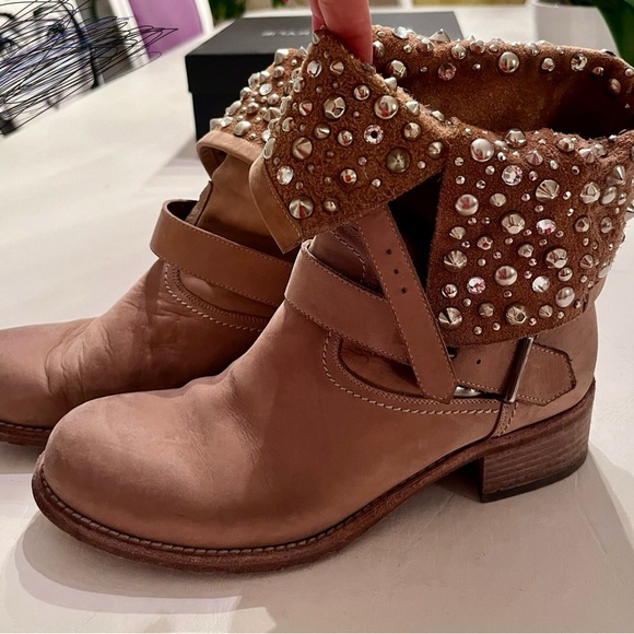 Ankle boots with studded flaps. - Picture 4 of 14